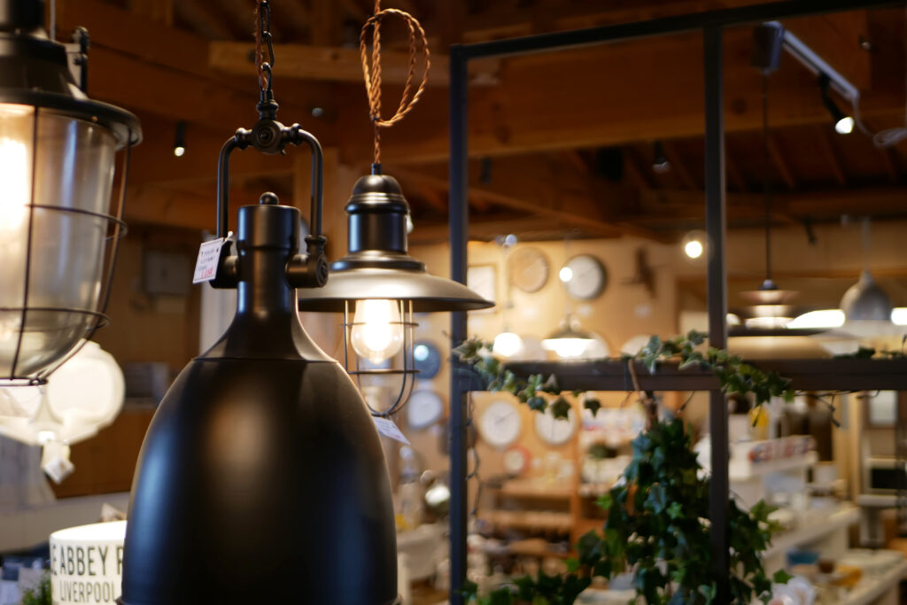 照明が並ぶ雑貨店